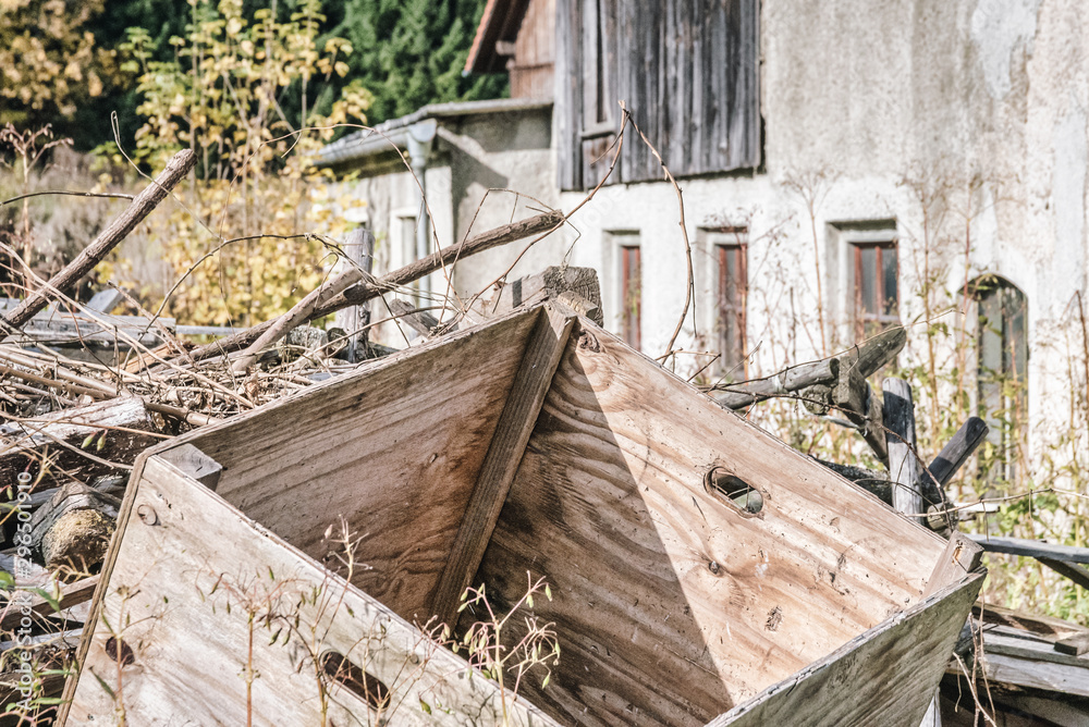 Sperrmüll auf verlassenem Bauernhof