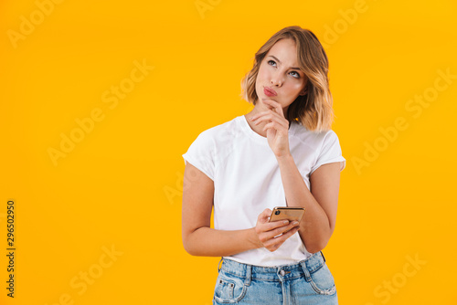 Fotografia Image of thoughtful blond woman looking urward and holding cellphone