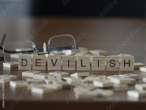 Foto The concept of Devilish represented by wooden letter tiles