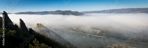 Wachau Nebelpanorama mit Burgruine Dürnstein