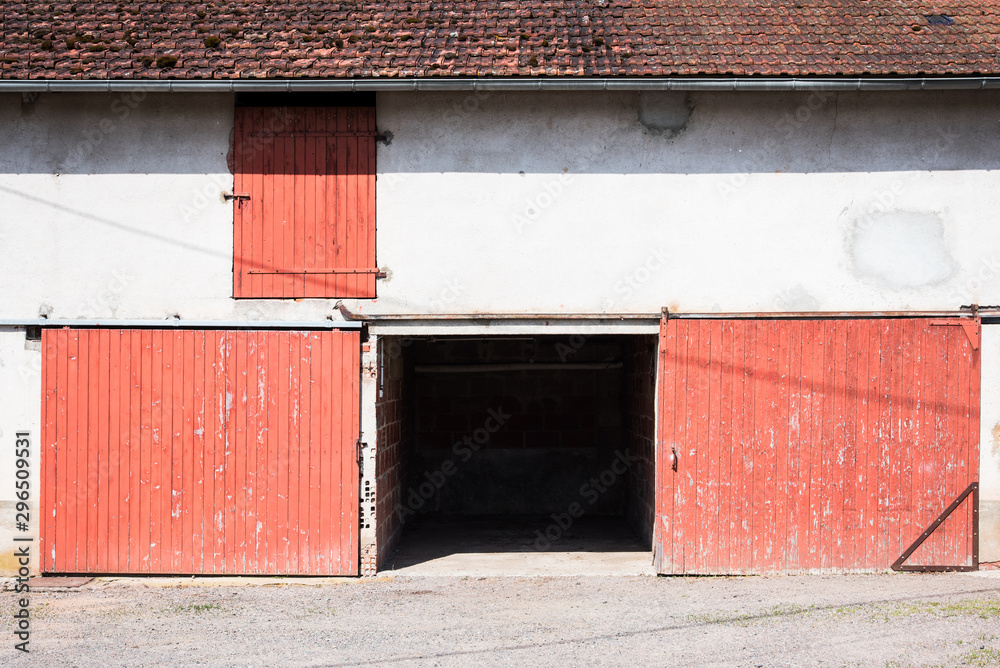 une porte de grange rouge ouverte et vide une porte de grange rouge ouverte et vide