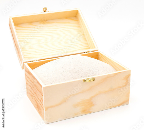 Kiste gefüllt mit Sand, isoliert auf weißen Hintergrund