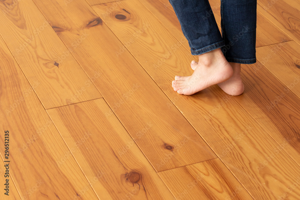 木目の床と若い女性の足元のアップstock Photo Adobe Stock 木目の床と若い女性の足元のアップstock Photo Adobe Stock