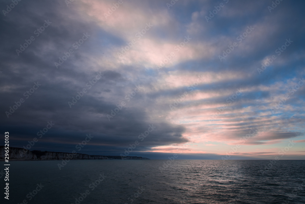 un ciel romantique sur l'océan. Un coucher de soleil romantique au dessus de la mer.