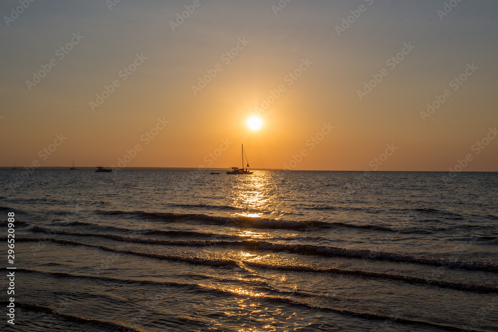 Sonnenaufgang auf dem Meer mit Boot