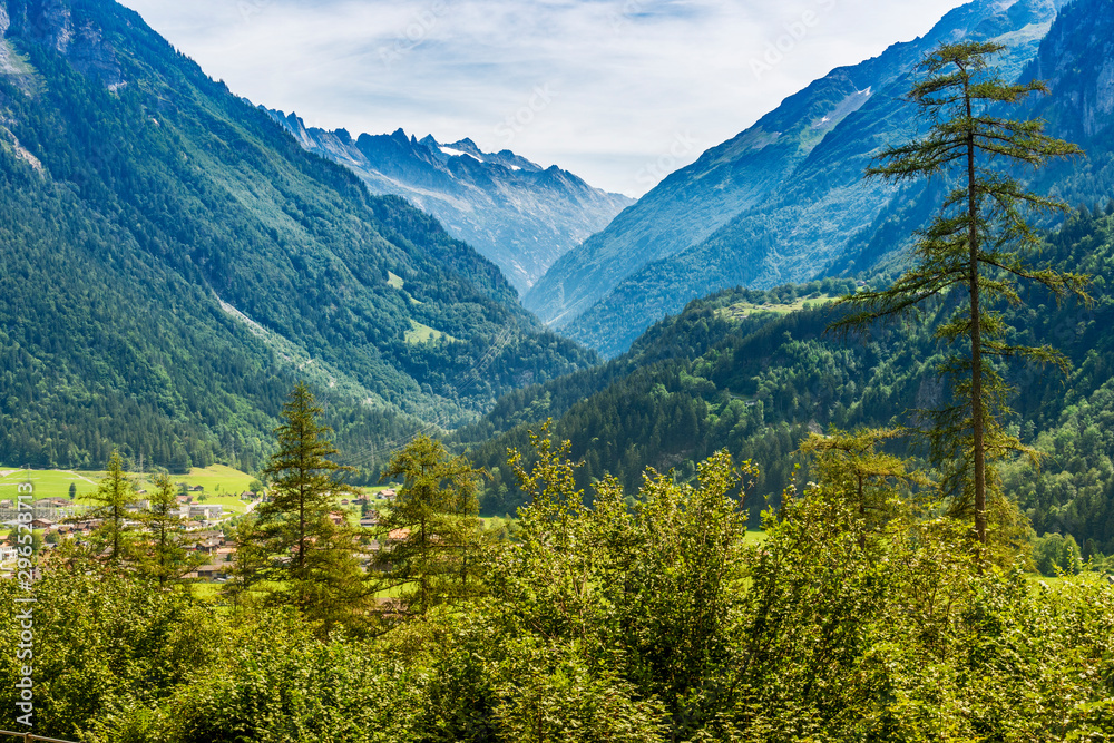 Blick oberhalb der Aare-Schlucht ins Haslital in der Schweiz