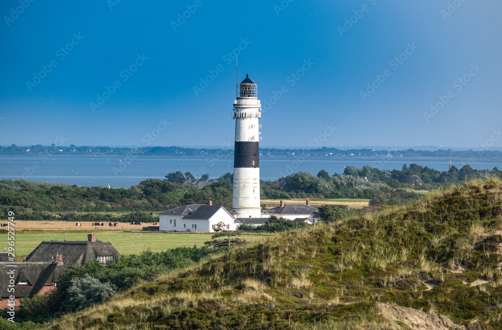 Wahrzeichen: Bekannter Leuchtturm von Kampen auf der Insel Sylt von oben mit blauem Himmel im Sommer