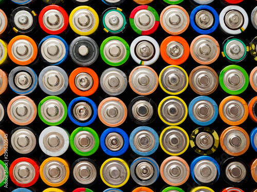 Fotografía A large number of old AA batteries of different colors
