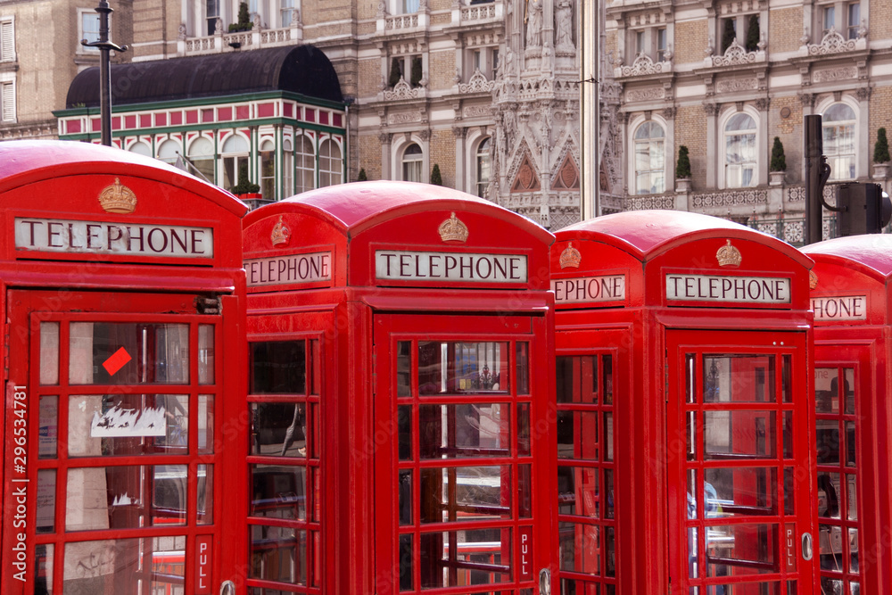 Típicas cabinas telefónicas rojas en calle de Londres Típicas cabinas telefónicas rojas en calle de Londres
