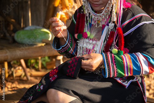 Canvastavla The Akha woman is sewing