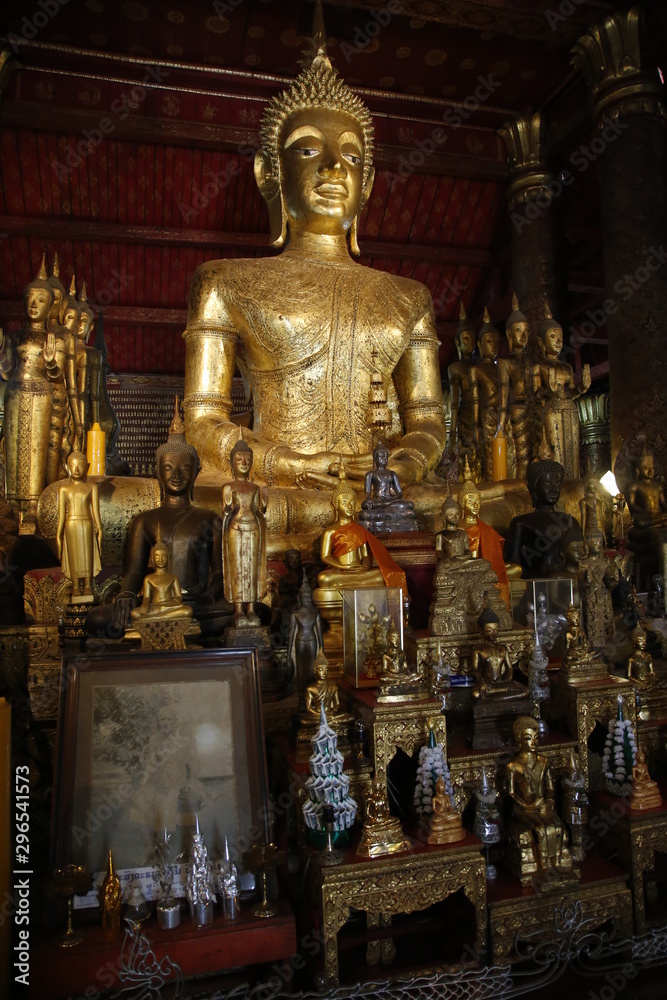 Luang Prabang, Laos »; August 2017: Golden sculptures inside the temple of Wat Xieng Thong in Luang Prabang