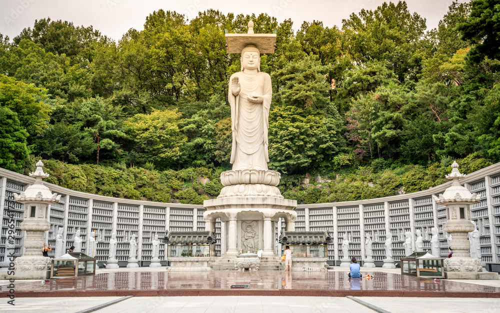 Obraz premium Buddha statue at Bongeunsa temple in Gangnam Seoul South Korea