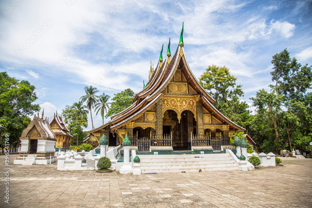 Luang Prabang, Laos »; August 2017: The temple of Wat Xieng Thong seen from the side in Luang Prabang