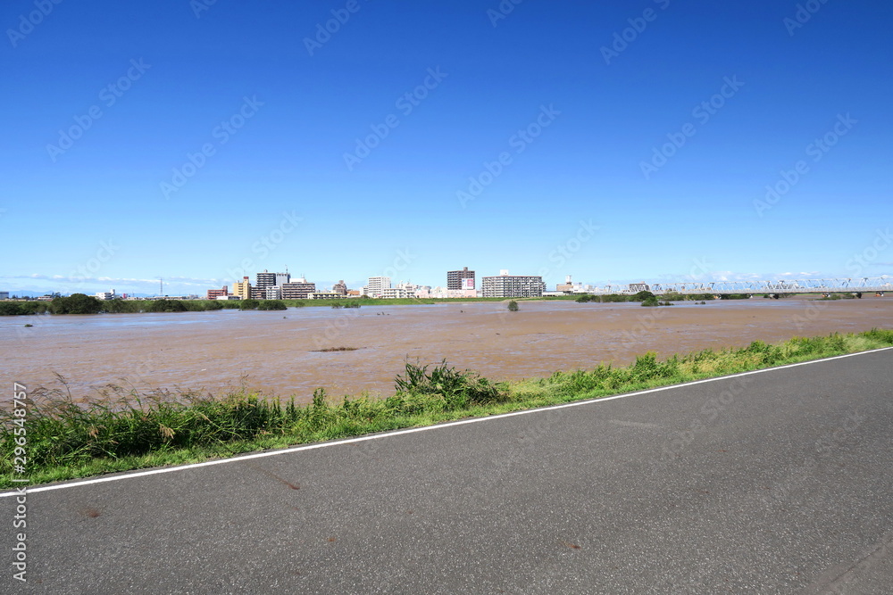 台風一過の翌朝の江戸川とサイクリング道路風景