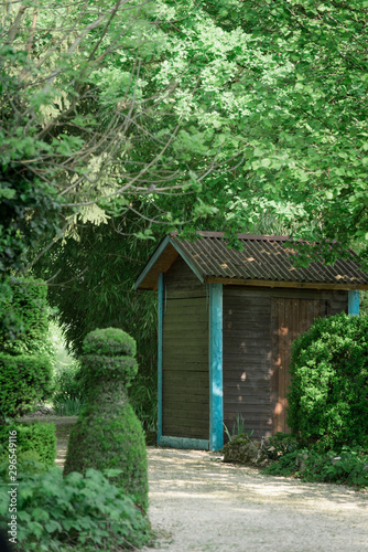 Fototapeta Naklejka Na Ścianę i Meble -  une cabane de jardin élégante et luxueuse. Une jolie maison de jardin
