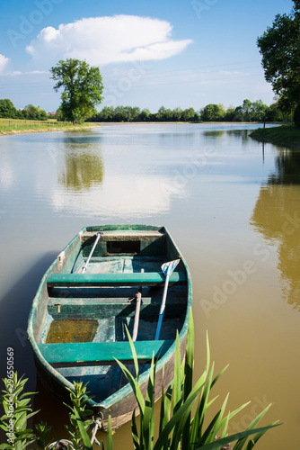 une barque de p  che sur un   tang