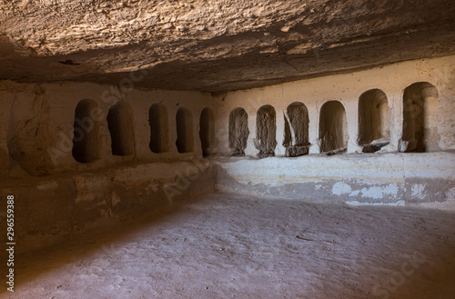 Photo The interior  with empty graves of the Roman burial chamber on the ruins of the Nabataean city of Avdat, located on the incense road in the Judean desert in Israel