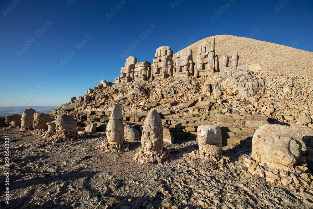 Fototapeta premium Statues on top of the Nemrut Mountain, in Adiyaman, Turkey