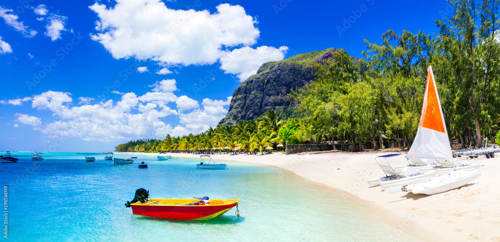 Water sport activities in beautiful Mauritius island - obrazy, fototapety, plakaty 