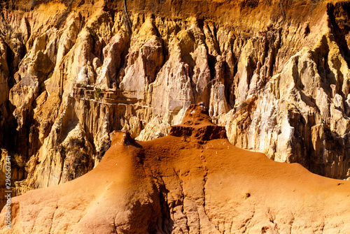 canyon, grands lavaka Ankarokaroka, Parc National Ankarafantsika, Madagascar photo