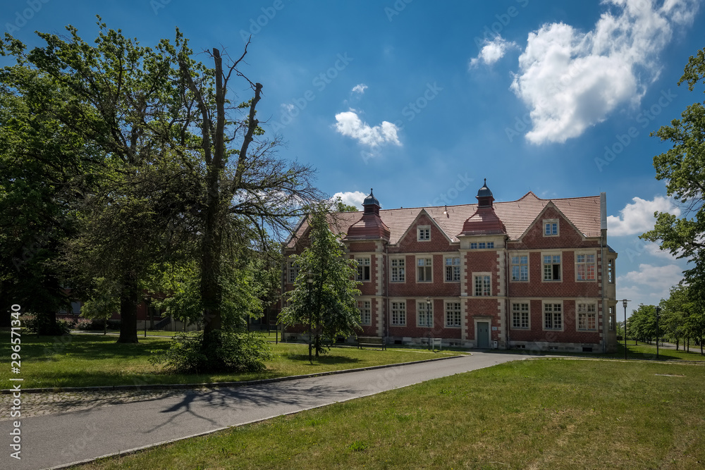 Park mit Krankenhausgebäude (Haus 209) im denkmalgeschützten 