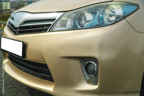 Photo of the front of the car in gold © Nicolas Gregor