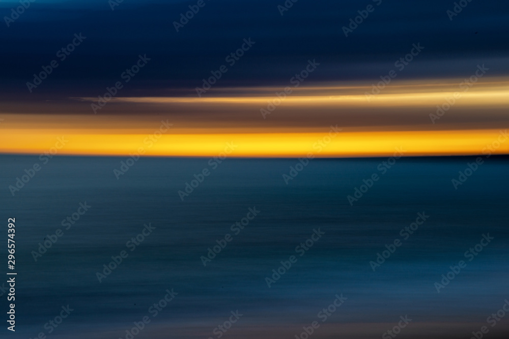 Abstrakter Sonnenuntergang in der Bretagne als Photopainting