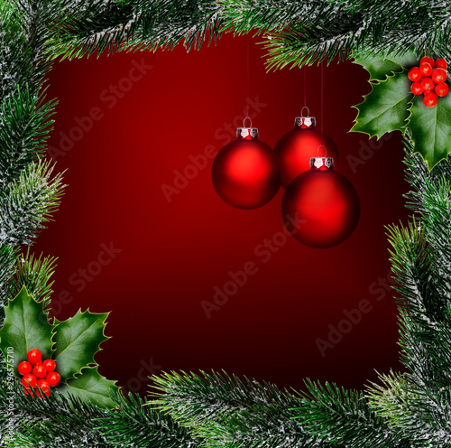 Rote Weihnachtskugeln mit Weihnachtsgrün auf Rotem Hintergrund