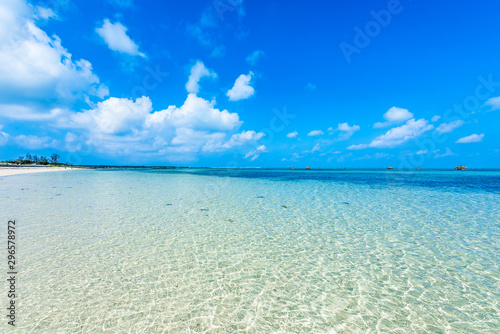 Fototapeta Naklejka Na Ścianę i Meble -  佐和田の浜　宮古島の海　Beautiful beach in Miyakojima Island, Okinawa.