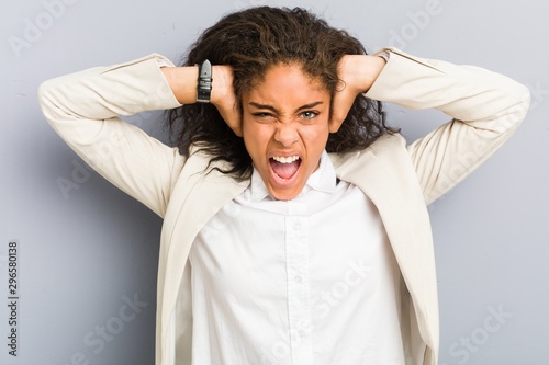 Φωτογραφία Young african american business woman covering ears with hands trying not to hear too loud sound