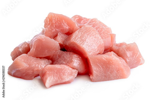 Fotografia A pile of cut up uncooked boned chicken breast isolated on white.
