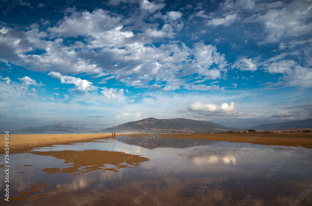 Nubes y reflejos en la laguna de la playa de Los Lances, Tarifa, Cádiz, Andalucía, España