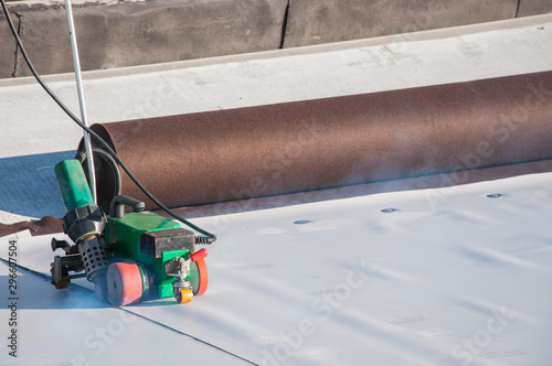 Foto Construction device for installing waterproofing materials on the roof