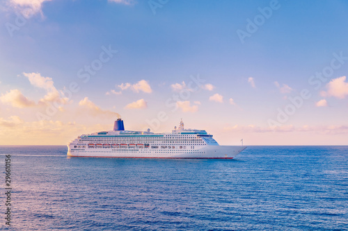 Foto Luxury cruise ship sunset in blue sea with clouds