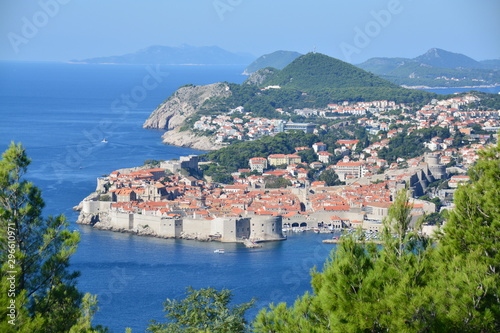 Fototapeta Naklejka Na Ścianę i Meble -  An top view of Dubrovnik old town with greenery