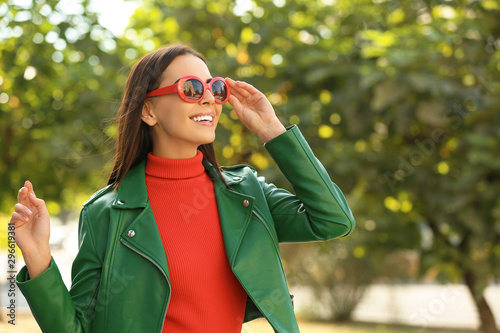 Принти на полотні Beautiful woman wearing red sunglasses in green park