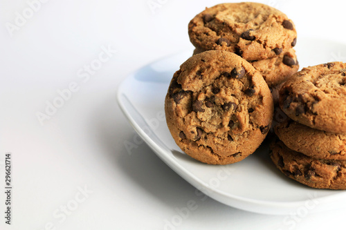 Piatto con i biscotti con gocce di cioccolato isolato su fondo bianco