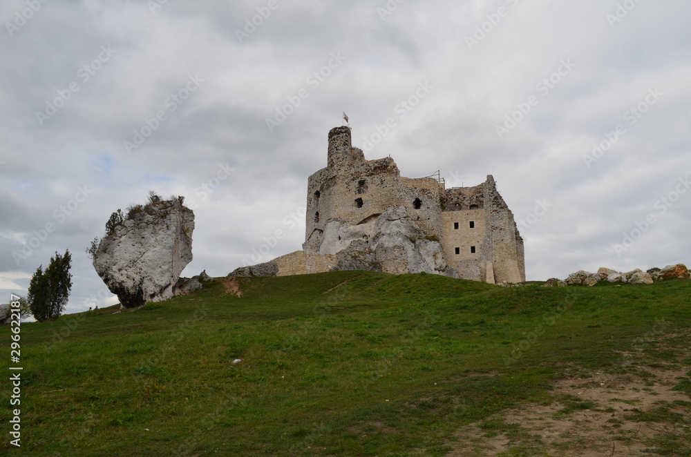 Zamek w Mirowie, Szlak Orlich Gniazd, przed burzą, Polska