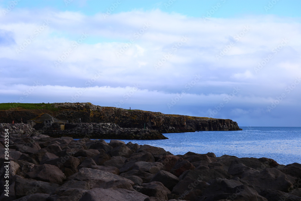 Orilla de mar y montaña en Islandia con cielo y mar azul