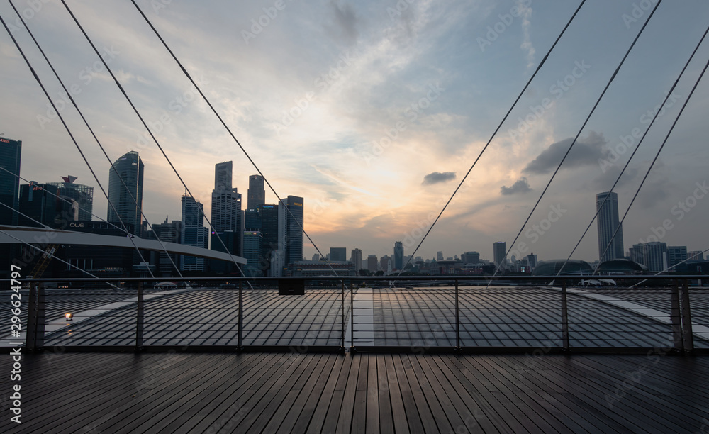 Obraz premium Atardecer en la bahia de Marina bay sands en singapur
