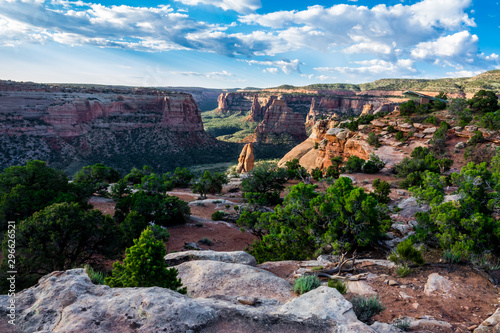 Fotografie The Colorado National Monument contains spectacular vistas and beautiful rock formations that stretch into the distance