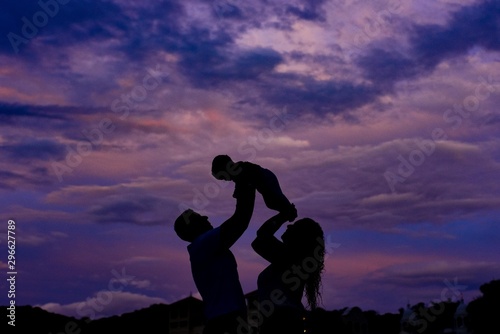 silhouette sunset family © flavia