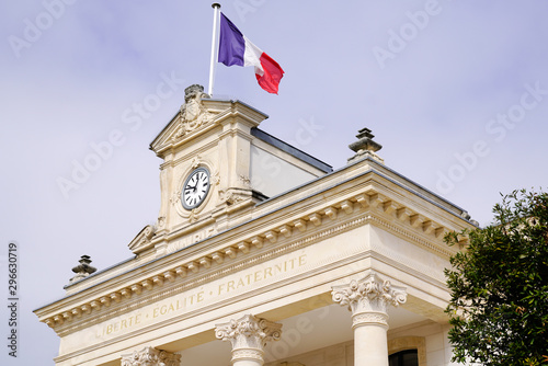 Fényképezés french flag city hall in Arcachon town near Bordeaux Gironde