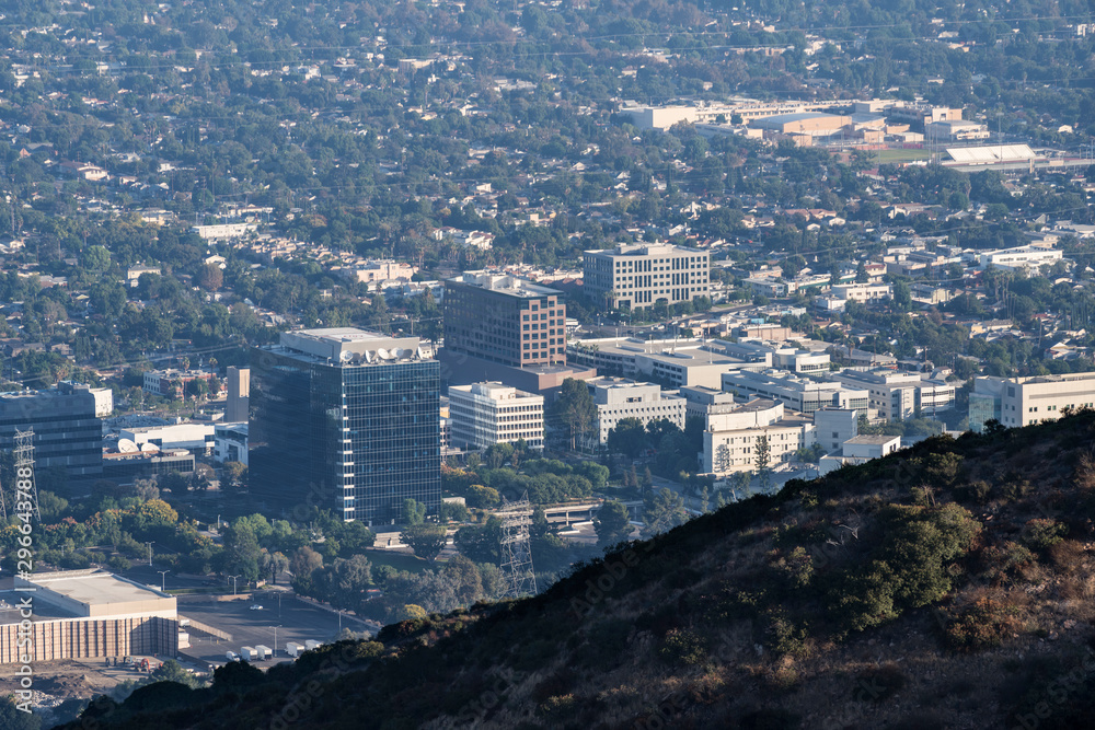 Obraz premium Foggy morning twilight view of the Burbank media district in the San Fernando Valley area of Los Angeles, California. Shot from hilltop in popular Griffith Park. 