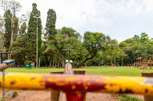 Gangorra no parque vazio, sem pessoas.