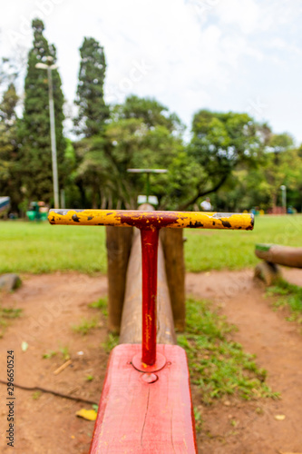 Gangorra no parque vazio, sem pessoas.