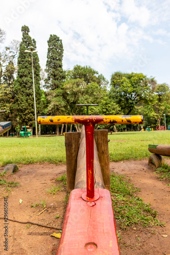 Gangorra no parque vazio, sem pessoas.
