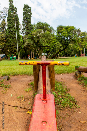 Gangorra no parque vazio, sem pessoas.