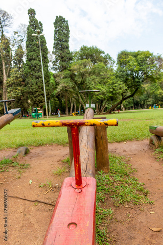 Gangorra no parque vazio, sem pessoas.