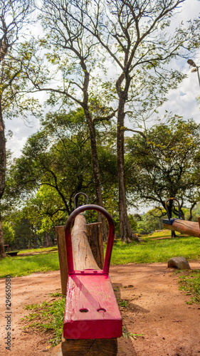 Gangorra no parque vazio, sem pessoas.